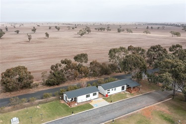 2025_Kaniva_cabins_georgiemann_low-res_23.jpg